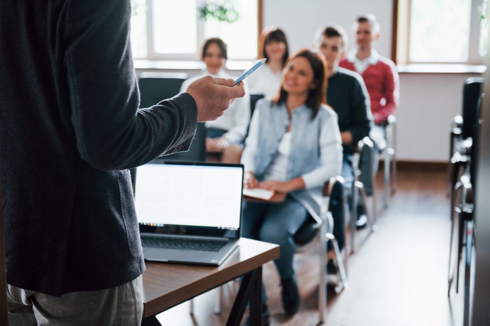 Insegnante e studenti in aula durante un corso di formazione