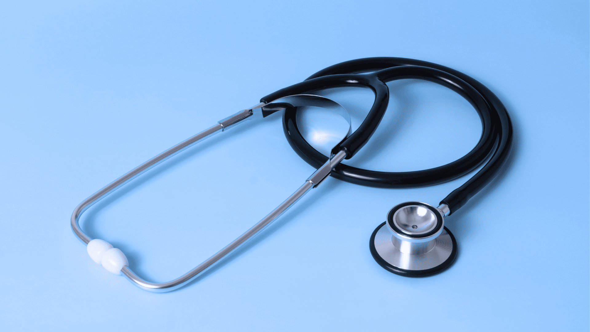 Stetoscopio su sfondo blu. Strumento necessario per il personale medico che si occupa di medicina del lavoro