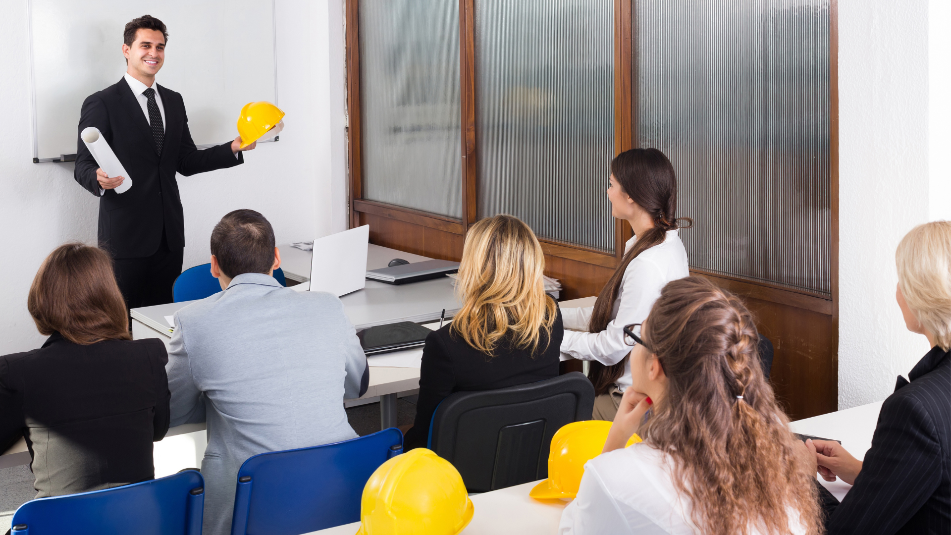 Aula formativa durante i corsi Net Srl sulla sicurezza sul lavoro, con un docente che illustra concetti tecnici a un gruppo di partecipanti in ambito aziendale.