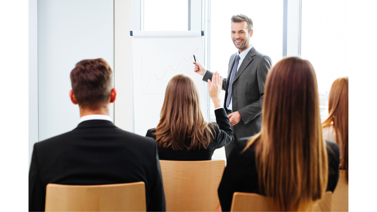 Formazione pratica in aula per lavoratori in contesti a rischio medio, parte del calendario corsi sicurezza aziendale.