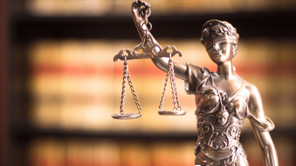 Primo piano di una statuetta di ottone con occhi bendati e con un bilancia in mano, simbolo della legge e rappresentante il nuovo Accordo Stato-Regioni 2025 sul tema della sicurezza sul lavoro