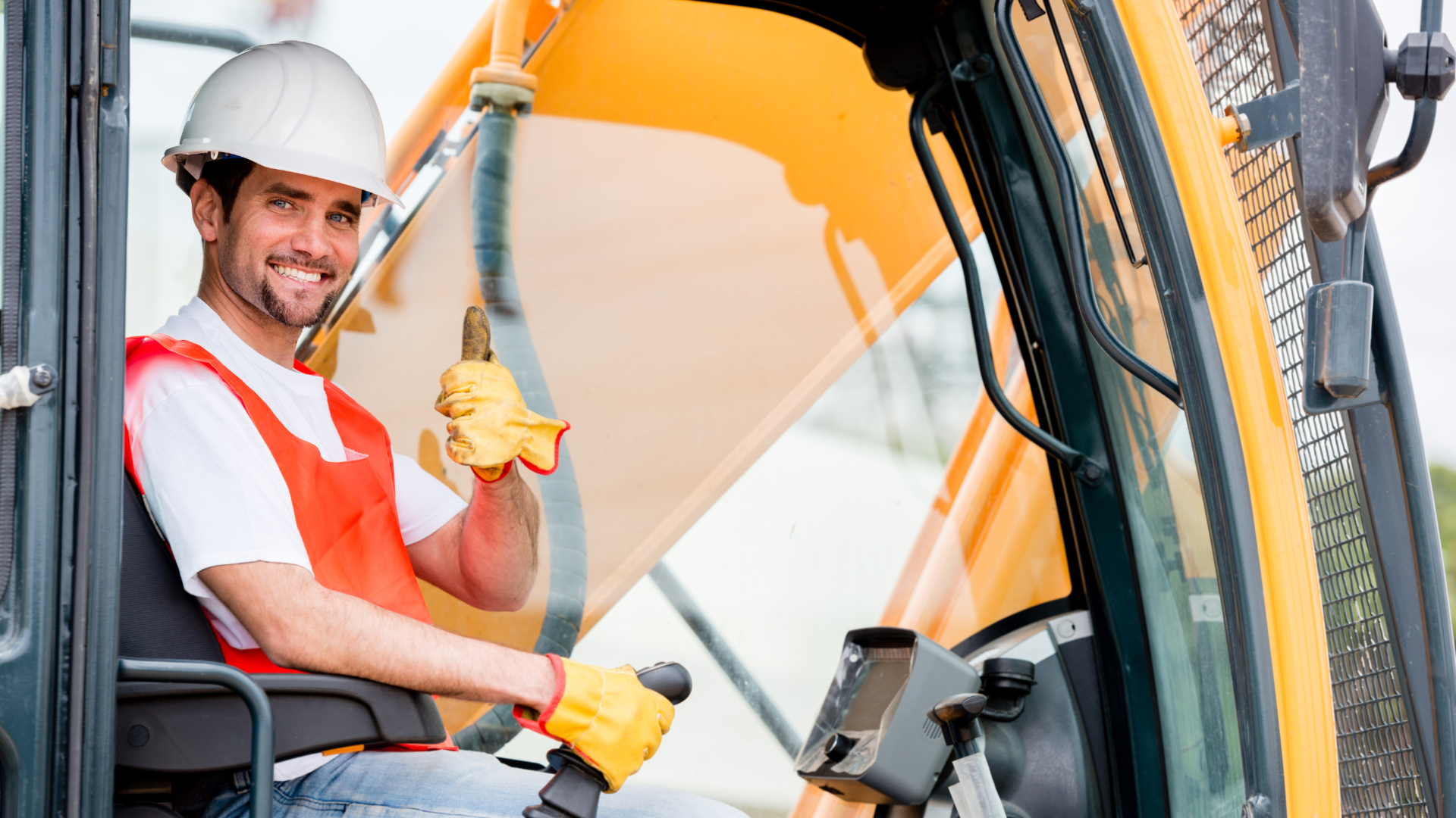 Operatore al lavoro su un muletto, il dito pollice alzato in segno di soddisfazione dopo i corsi di formazione Net Srl sull'uso delle attrezzature